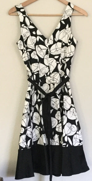 Modern art black and white dress size S